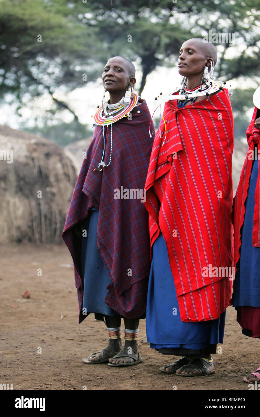 Les femmes masaï à vêtus de leur élégante rouge vif shukas traditionnels Banque D'Images