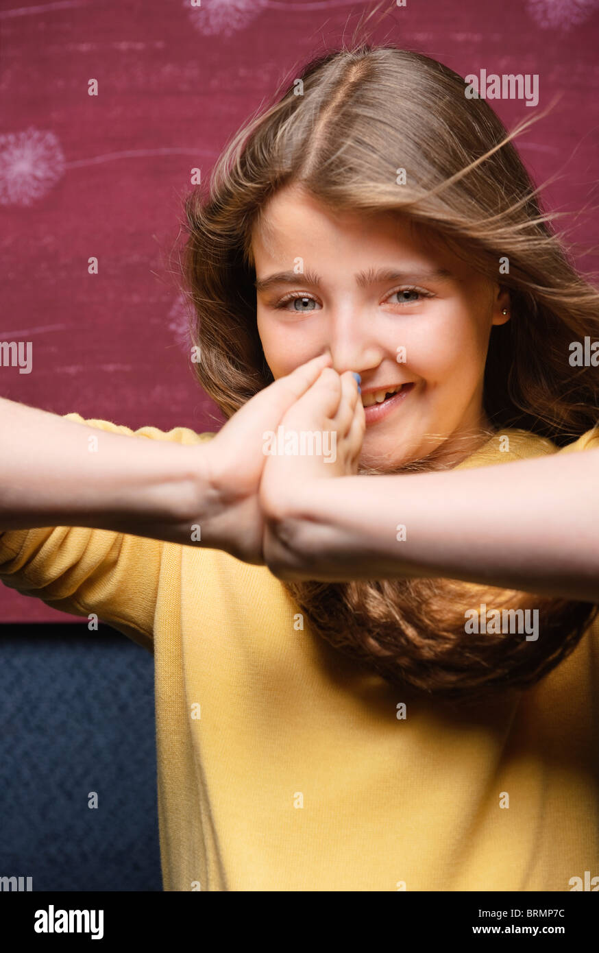 Jeune fille avec les mains pour faire face à Banque D'Images