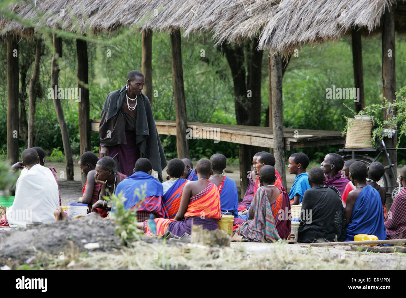 Les villageois Maasai réunis sur le terrain, en préparation d'un rituel tribal Banque D'Images