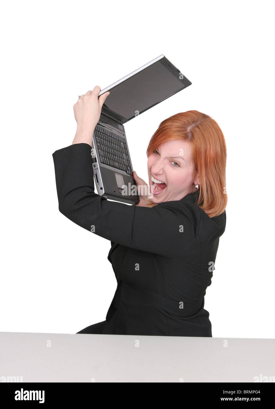 Une jeune de la dame d'affaires aux cheveux rouges en noir et rouge sur fond blanc frustré avec son ordinateur Banque D'Images