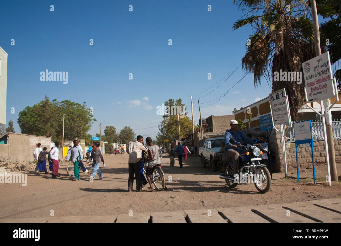 Les piétons et les habitants en mouvement dans les rues de la ville d'Awassa Banque D'Images
