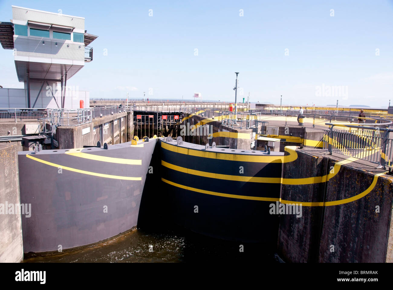 Barrage de Cardiff montrant les cercles jaunes par Felice Varini Banque D'Images