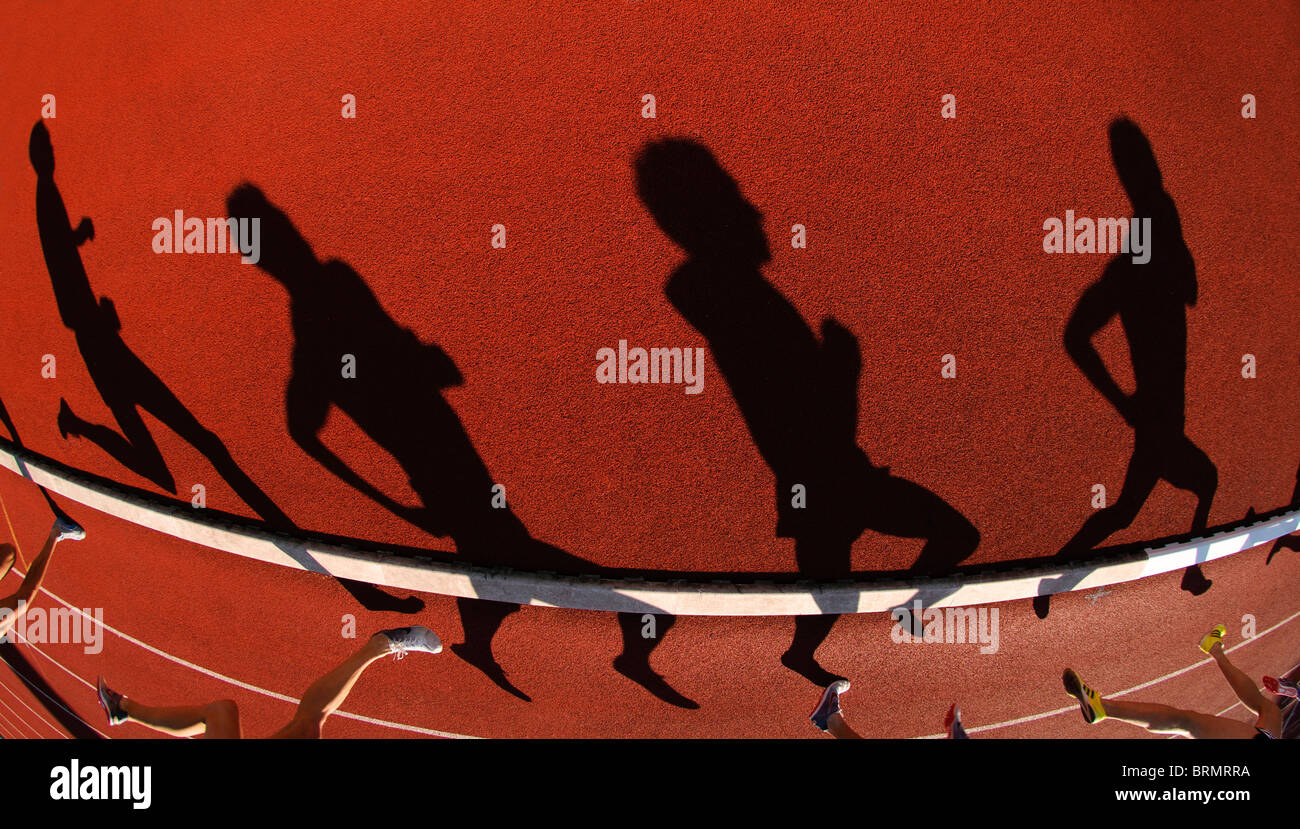 Ombres de porteur au cours de course de 800 m à l'extérieur lors de la compétition d'athlétisme Banque D'Images
