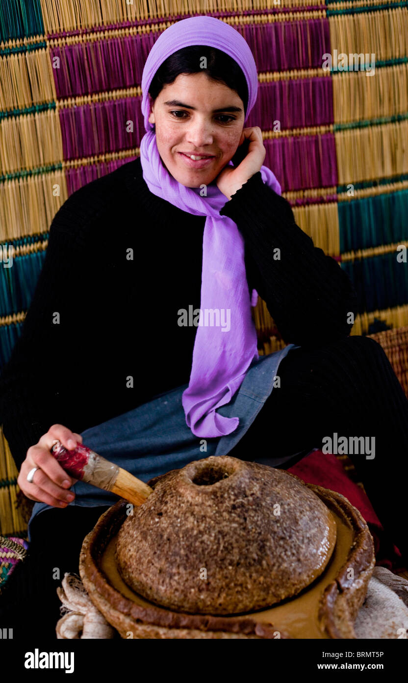 Un portrait d'une jeune femme berbère d'argan de meulage les noyaux utilisés pour l'alimentation et des cosmétiques Banque D'Images