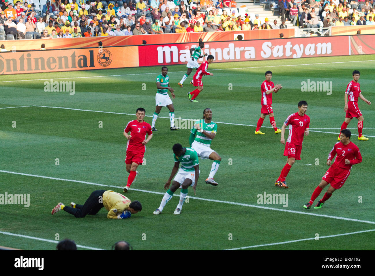 Rmr Coréen fait un gardien de but sauver aux pieds de Kolo Touré dans le match contre l'⌠2101 C te d'Ivoire à l'Mbombela Stadium Banque D'Images