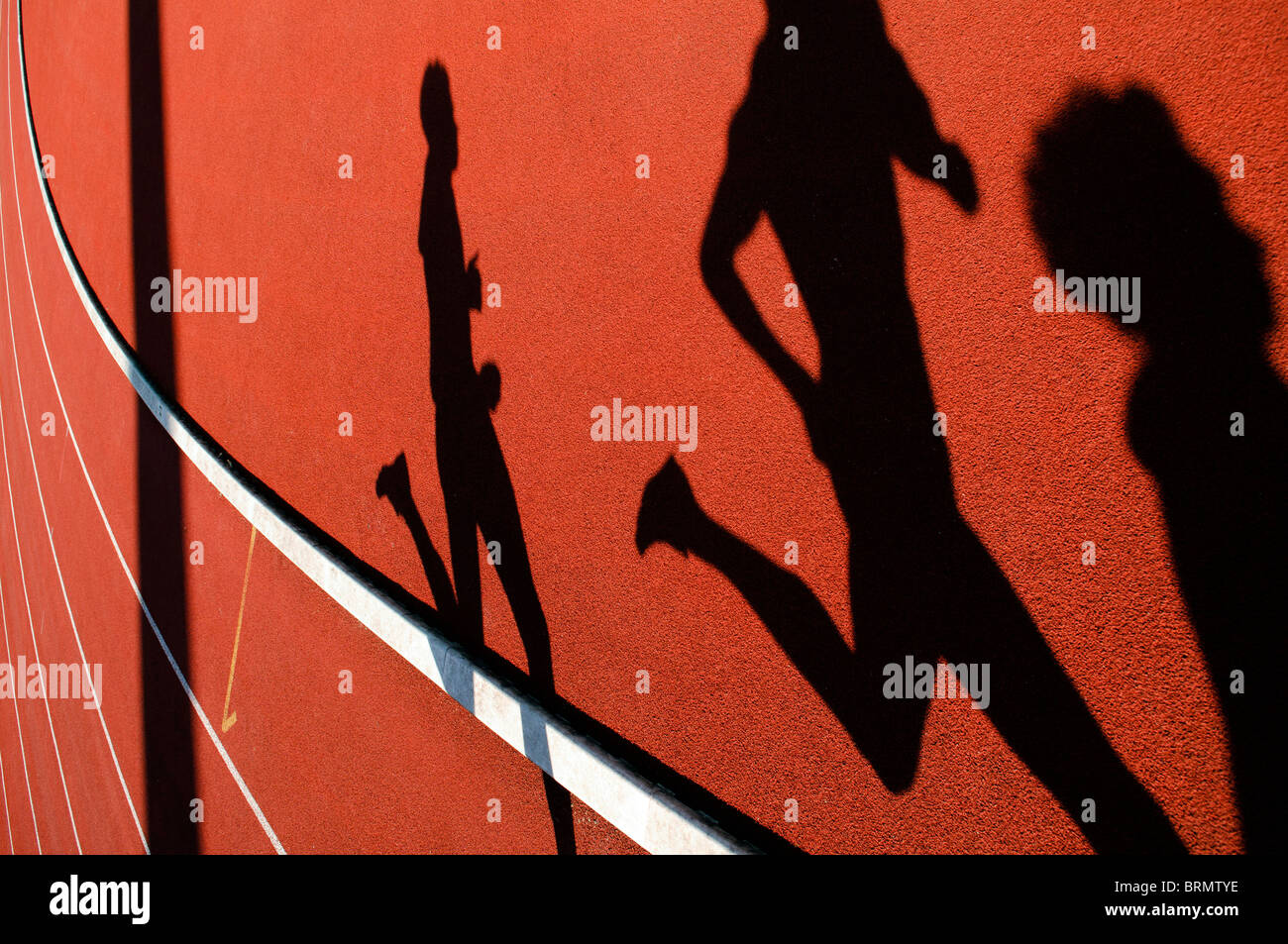 Ombres de porteur au cours de course de 800 m à l'extérieur lors de la compétition d'athlétisme Banque D'Images
