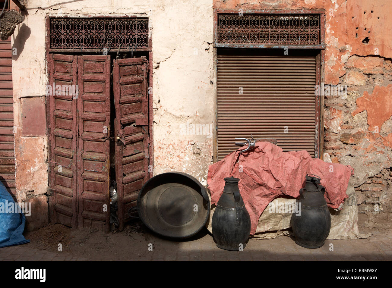 Marrakech : L'ENTRÉE DU BÂTIMENT DÉLABRÉ TYPIQUE Banque D'Images