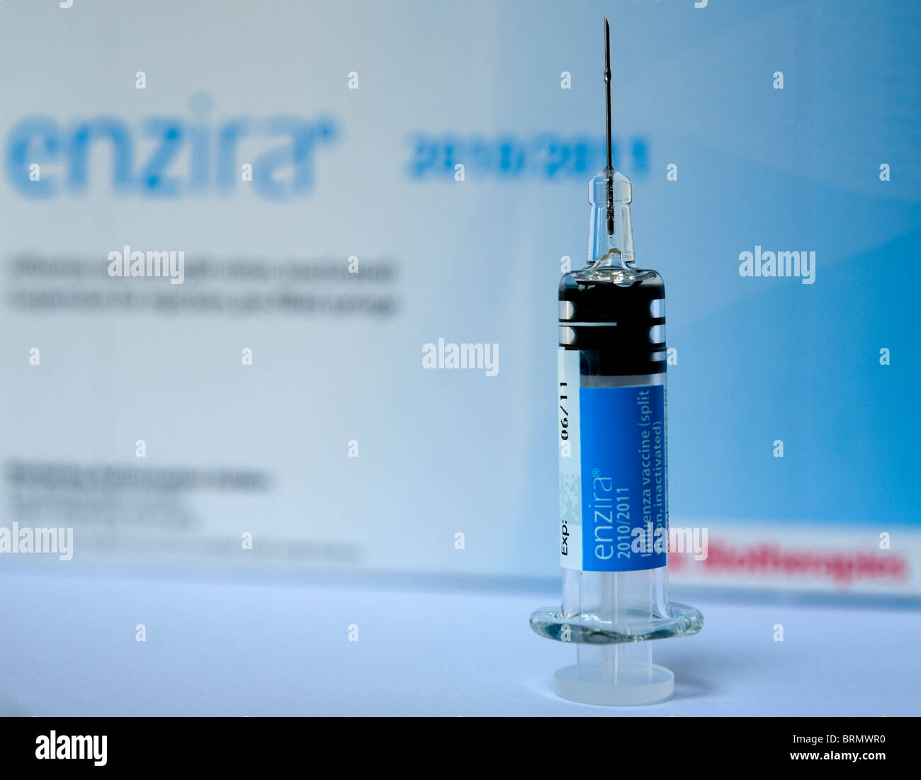 Le vaccin contre la grippe saison 2010-11. Enzira vaccination combinée montrant la seringue et le paquet de drogue Banque D'Images