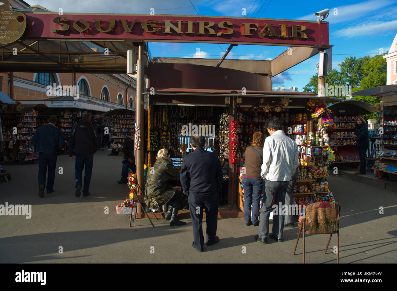 Marché de souvenirs à central square Konyushennaya ploshchad St Petersburg Russie Europe Banque D'Images