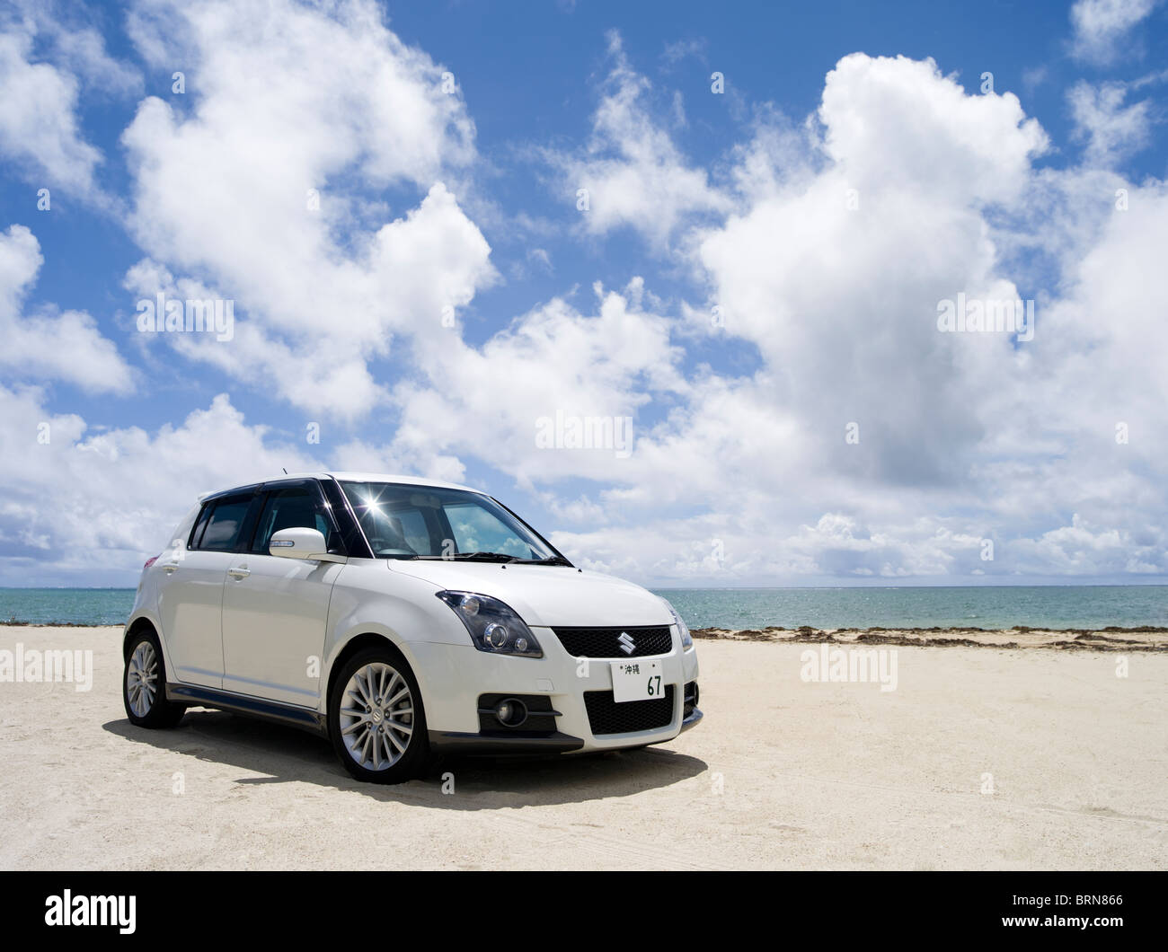 Suzuki Swift Sport on Beach Banque D'Images