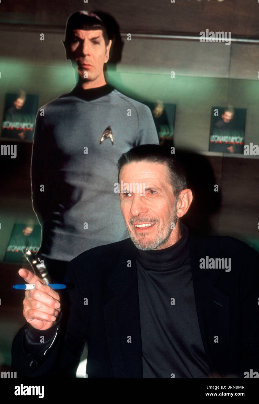 Leonard Nimoy, l'acteur qui a joué 'Spock' sur la série télévisée Star Trek, signe des exemplaires de son livre Banque D'Images