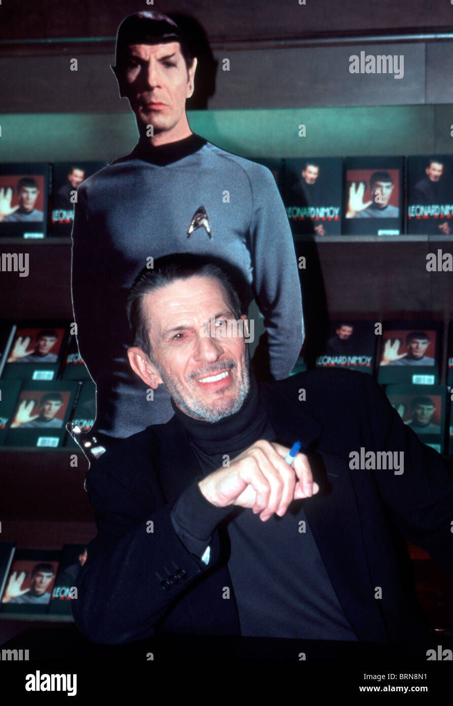 Leonard Nimoy, l'acteur qui a joué 'Spock' sur la série télévisée Star Trek, signe des exemplaires de son livre Banque D'Images