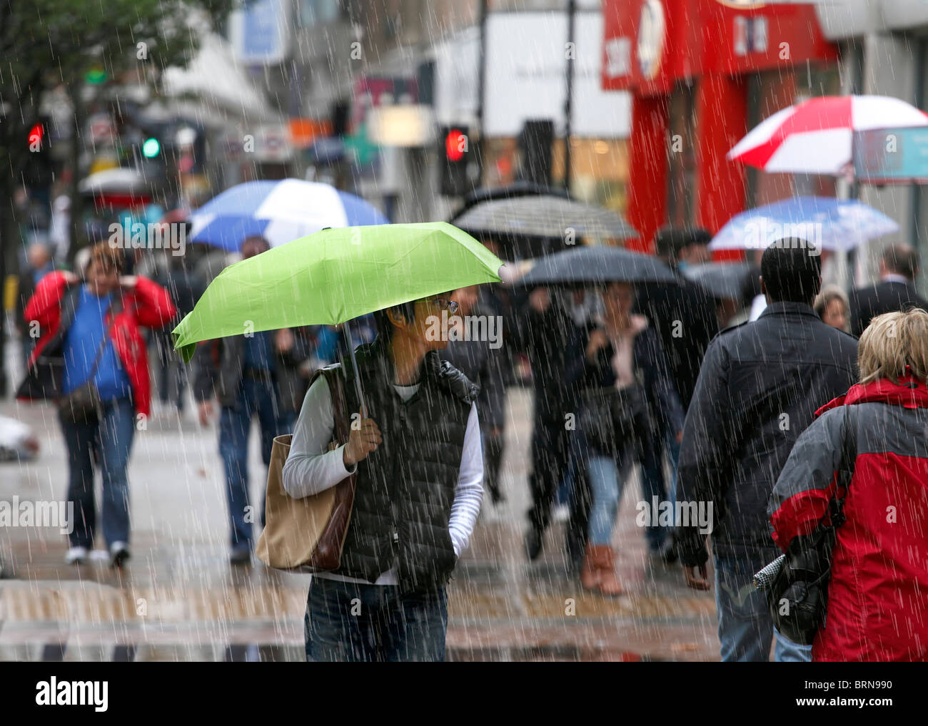 Shoppers on un jour froid et pluvieux. Banque D'Images