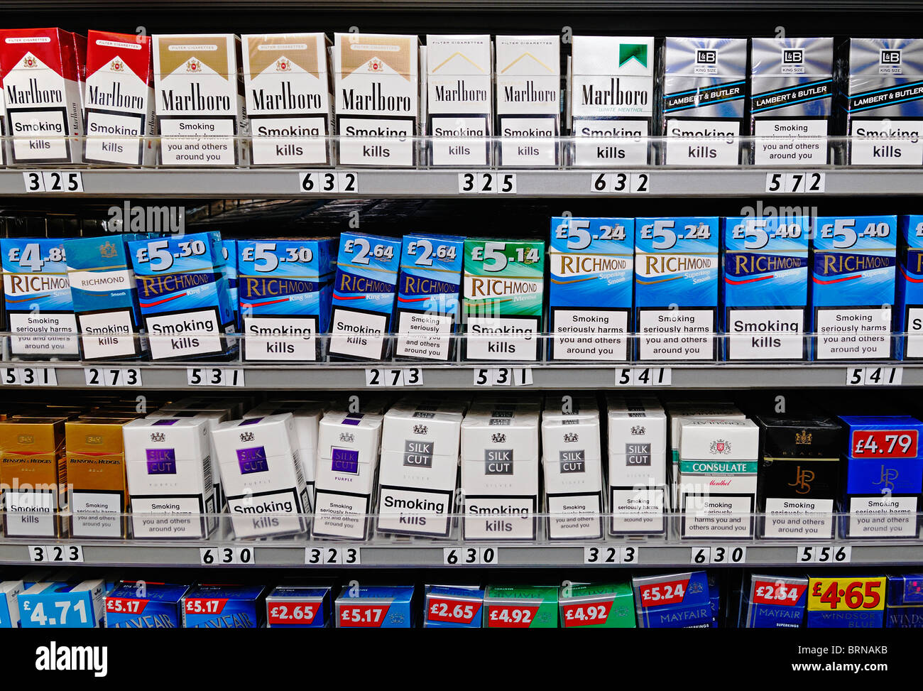 Les cigarettes en vente dans un magasin, au Royaume-Uni. Banque D'Images