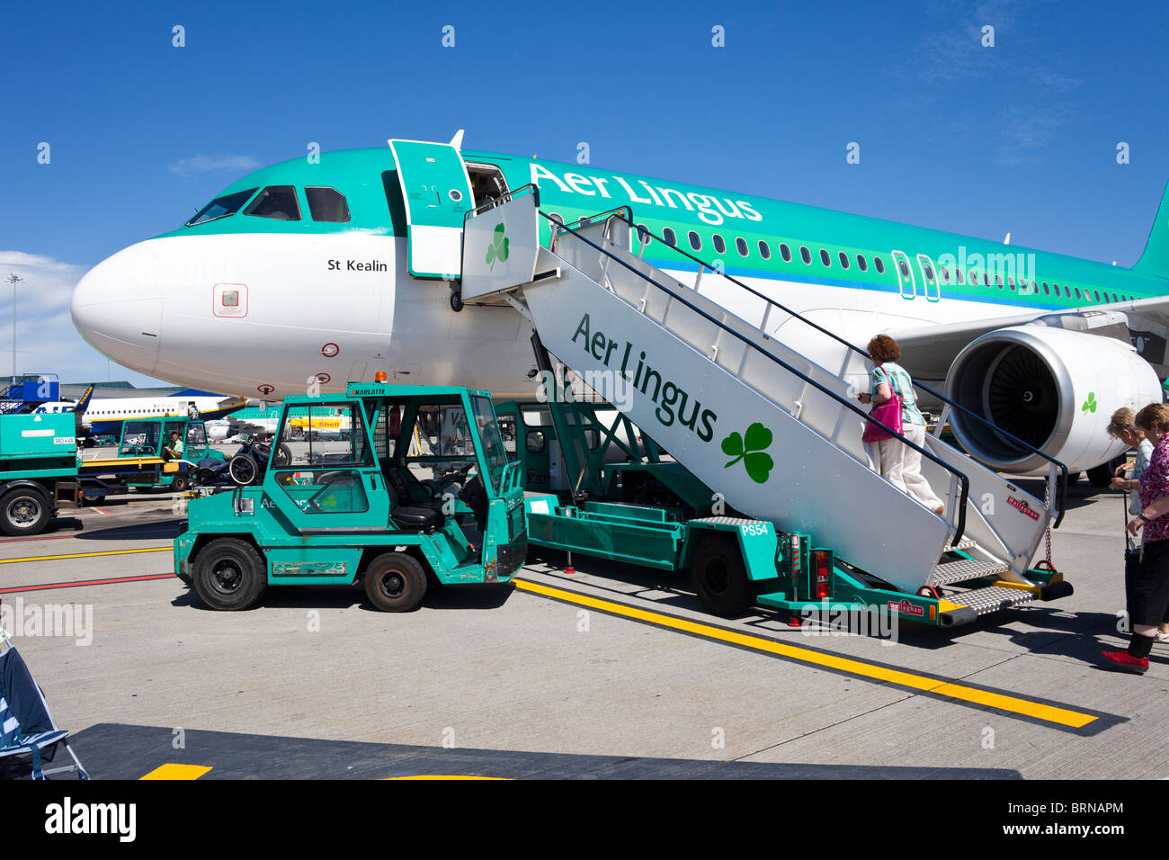 Les passagers d'Aer Lingus par RyanAir, vol de l'aéroport de Dublin, Irlande Banque D'Images
