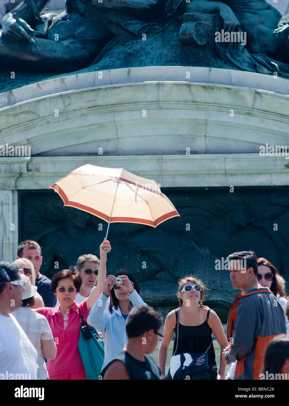 Guide touristique de l'Asie vu à Buckingham Palace, Londres Banque D'Images