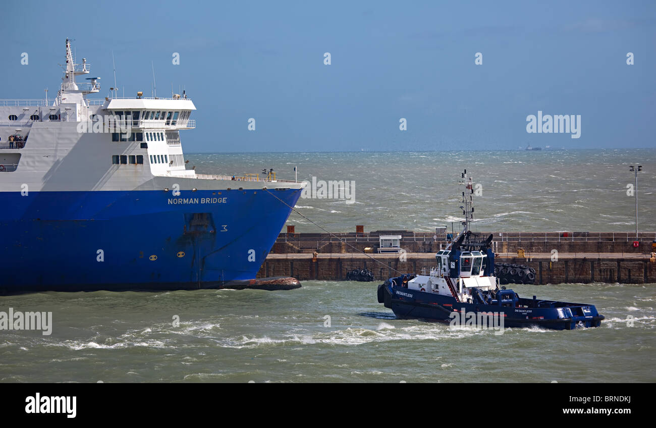 Remorqueur tirant LD Lines le ferry Norman Bridge à partir de Dover Harbour England UK Banque D'Images