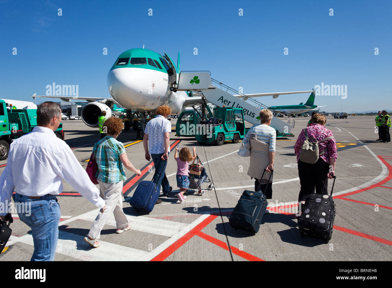 Les passagers d'Aer Lingus par RyanAir, vol de l'aéroport de Dublin, Irlande Banque D'Images