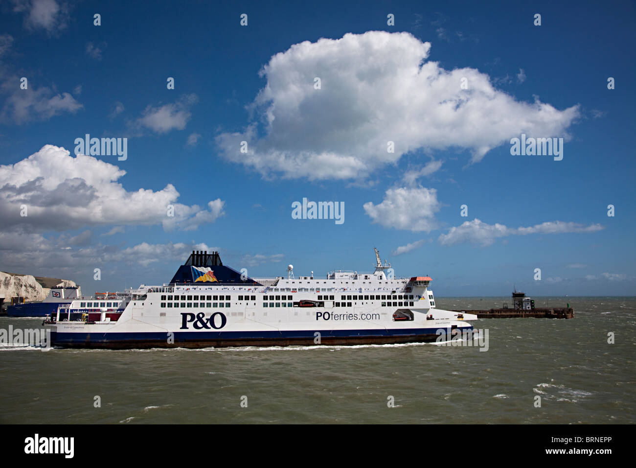 P & O Ferries naviguant de port de Douvres Angleterre UK Banque D'Images