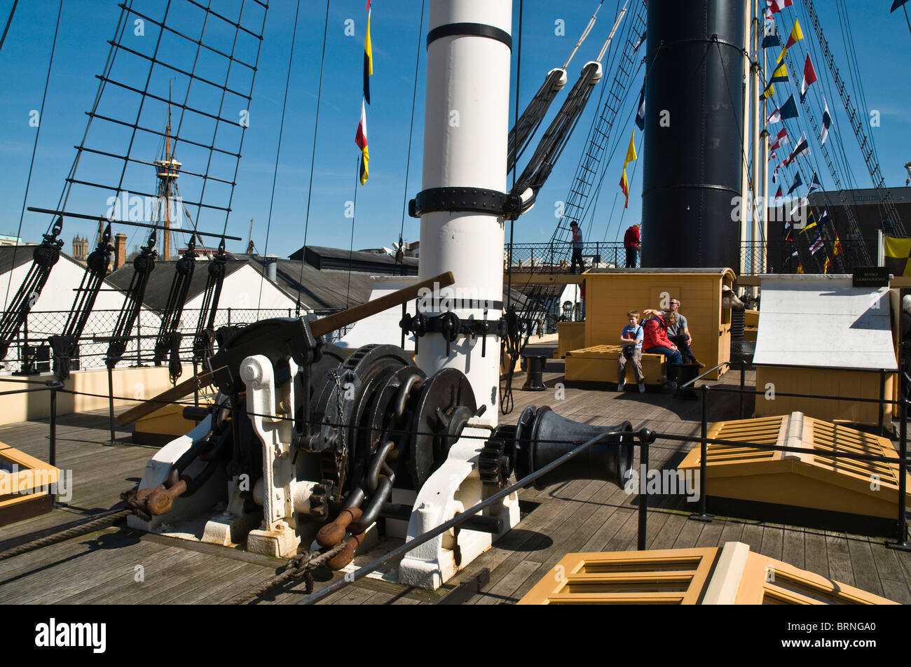 Dh SS Great Britain Bristol BRISTOL QUAIS pont navire mâts gréement et l'entonnoir avec la famille des navires touristiques musée uk Banque D'Images