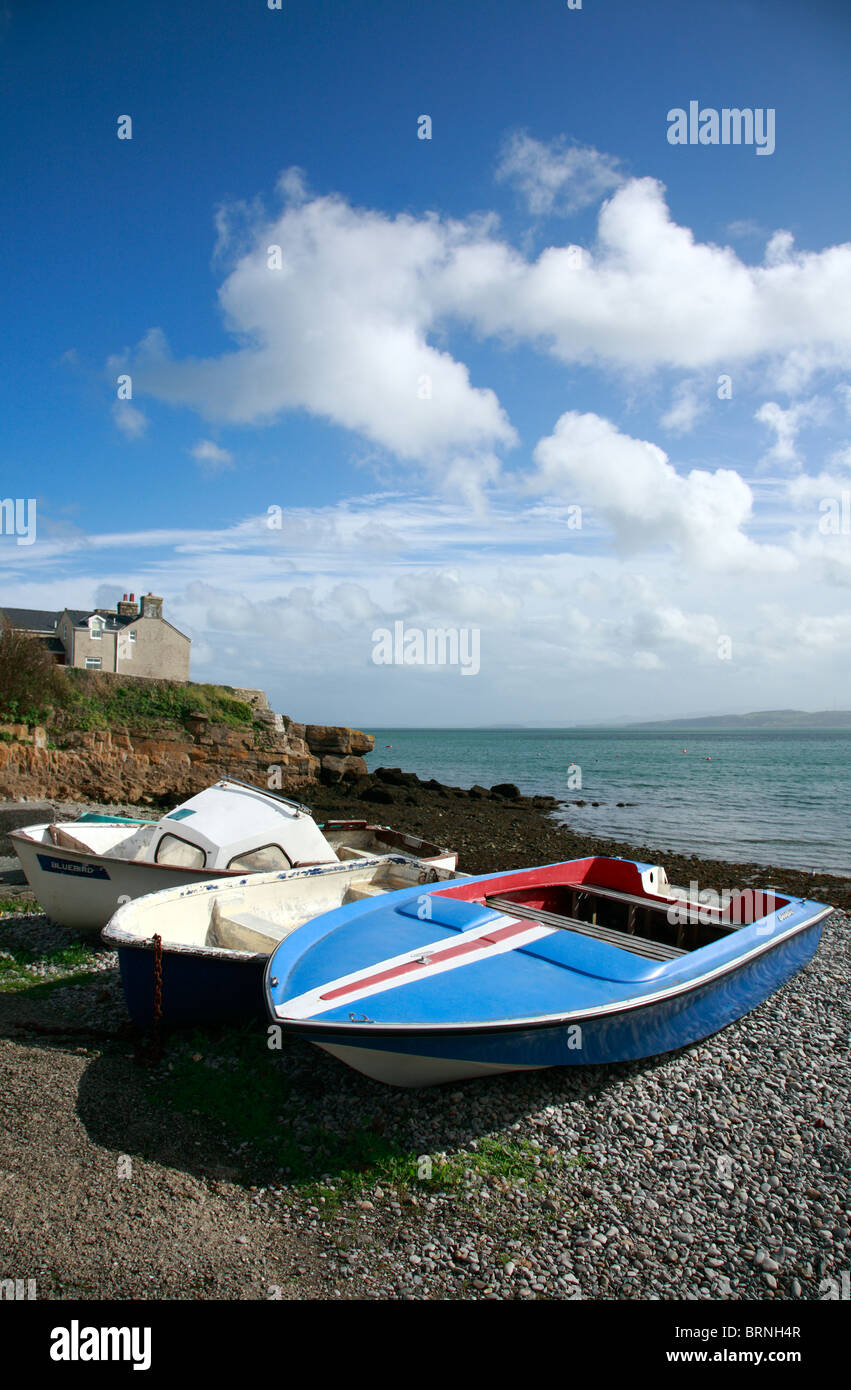 Bateaux échoués sur la plage de Llangefni Isle of Anglesey au nord du Pays de Galles UK Royaume-Uni UE Union Européenne Europe Banque D'Images