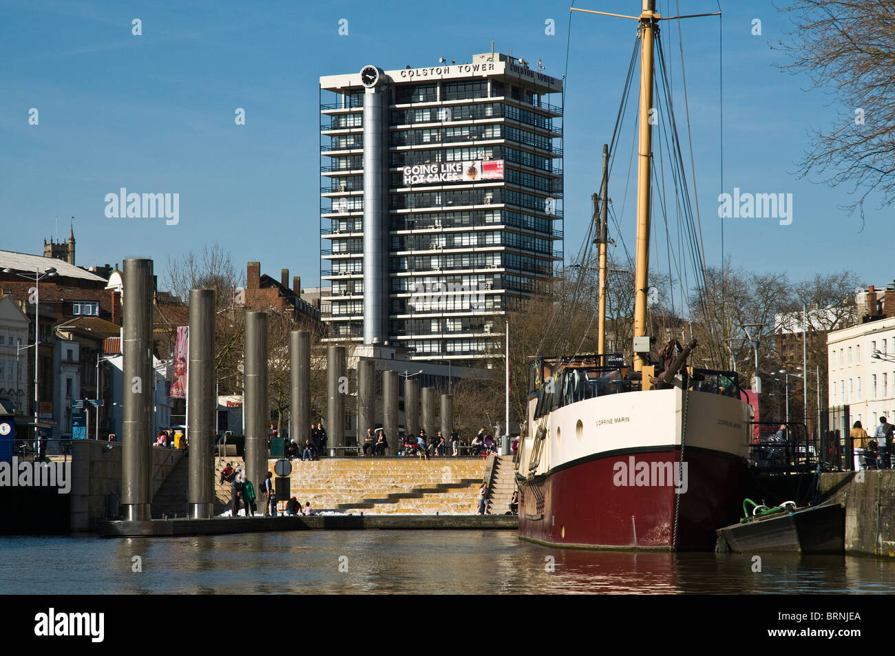 Dh St Augustines ATTEINDRE LES QUAIS DE BRISTOL Bristol l'eau Cascade étapes le centre-ville de Bristol ferry landing Colston Tower Banque D'Images