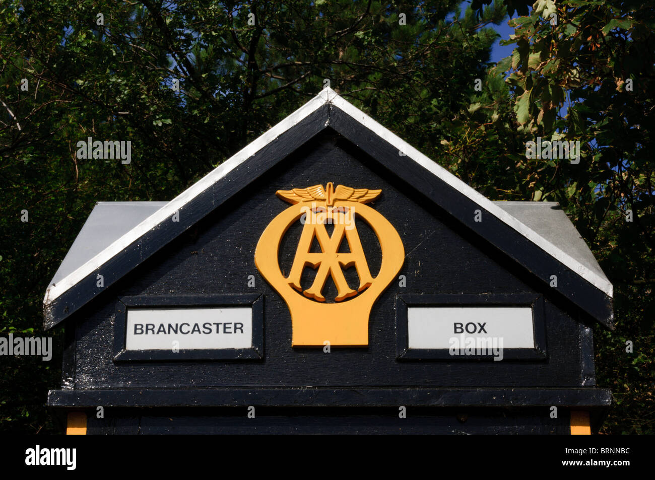 Une Automobile Association téléphone fort à Brancaster Staithe, Norfolk avec l'insigne AA traditionnels Banque D'Images