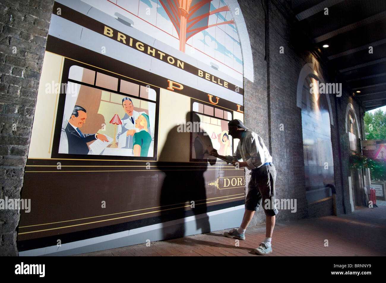 Signwriter Terry Smith peint un style Art Déco 'FER' Brighton belle voiture Pullman 'Doris' dans les arches de Brighton Banque D'Images