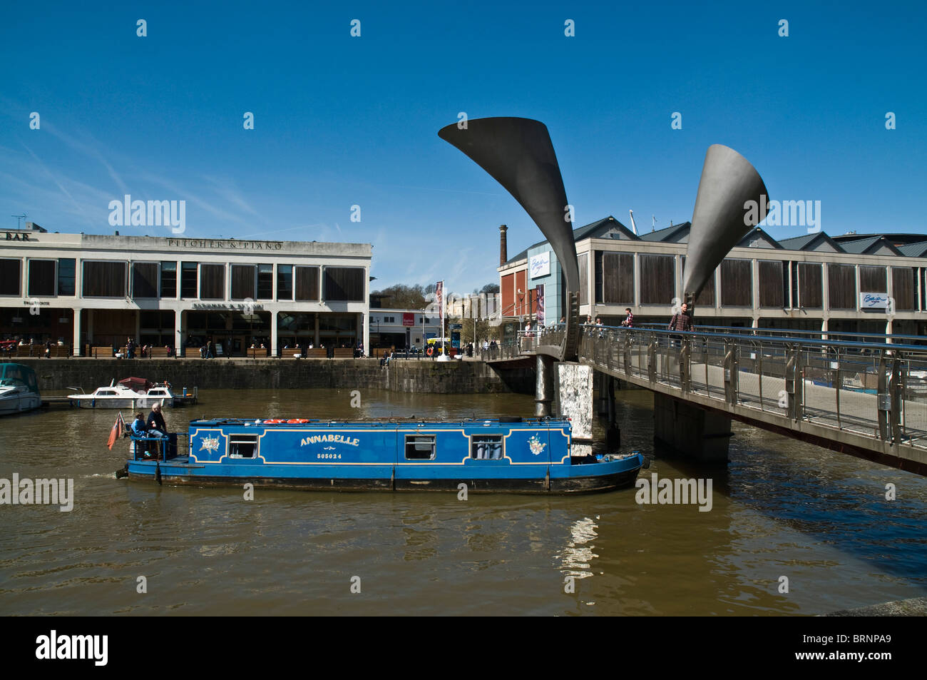 dh St Augustines atteignent BRISTOL DOCKS BRISTOL Barge bateau naviguant sous le pont de Pero et les bâtiments côté quai port ville de canal en front de mer Banque D'Images