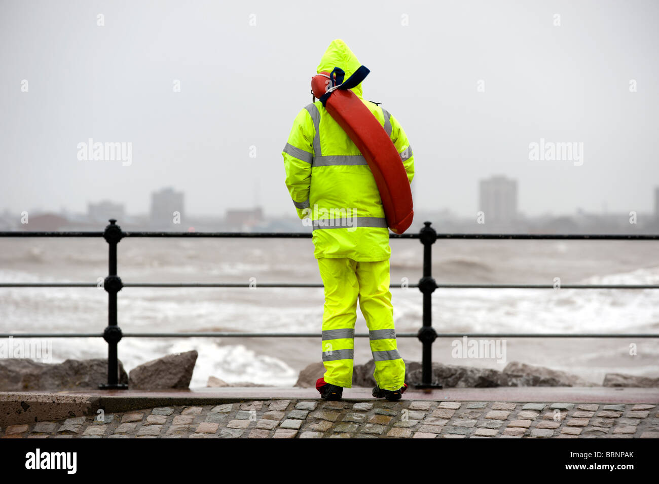 Lifeguard en patrouille en pleine tempête New Brighton UK Wirral Banque D'Images