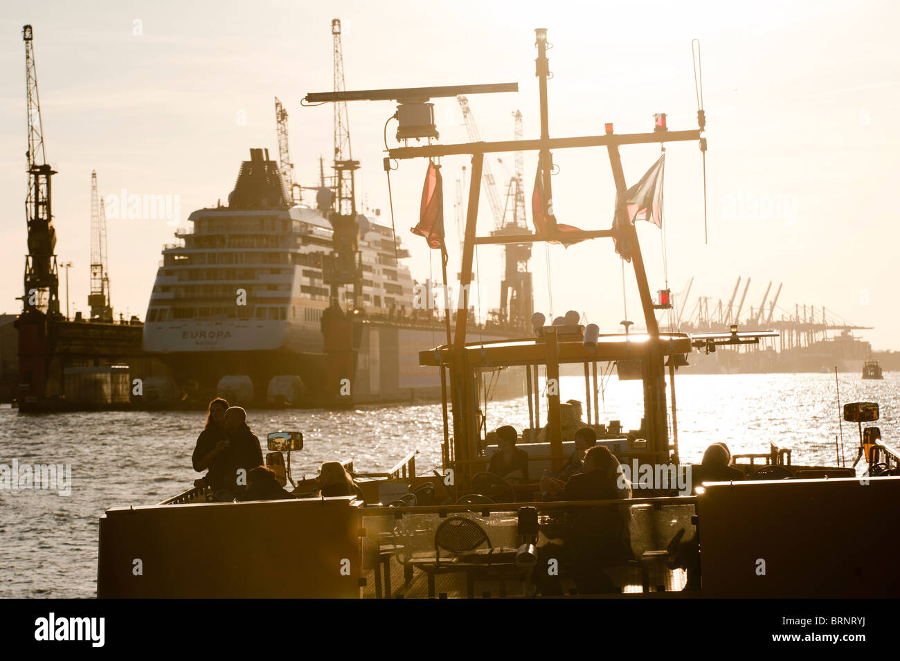 Allemagne Hambourg , port fluvial avec ferry et chantier naval Blohm et Voss avec bateau de croisière Europa de Hapag Lloyd compagnie maritime en quai flottant Banque D'Images