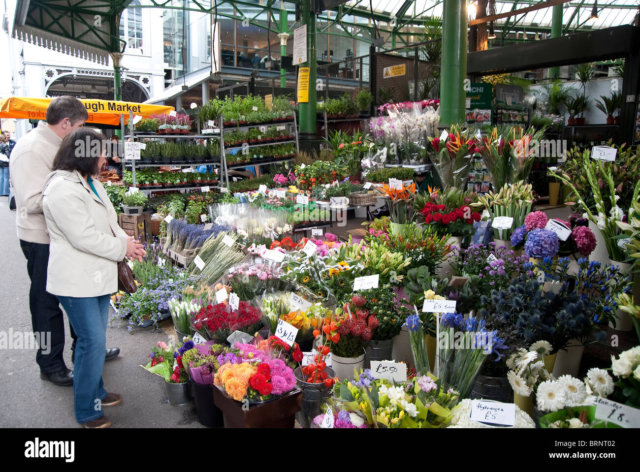 Londres, ROYAUME-UNI - OCTOBRE 2011 : le marché d'arrondissement, près du London Bridge l'un des plus grands et plus anciens marchés alimentaires de Londres Banque D'Images