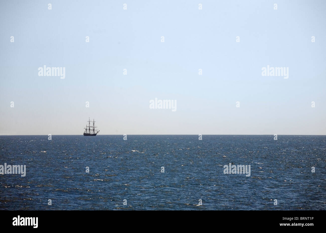 Vieux bateau voile voilier sailing yacht mer ciel bleu Banque D'Images