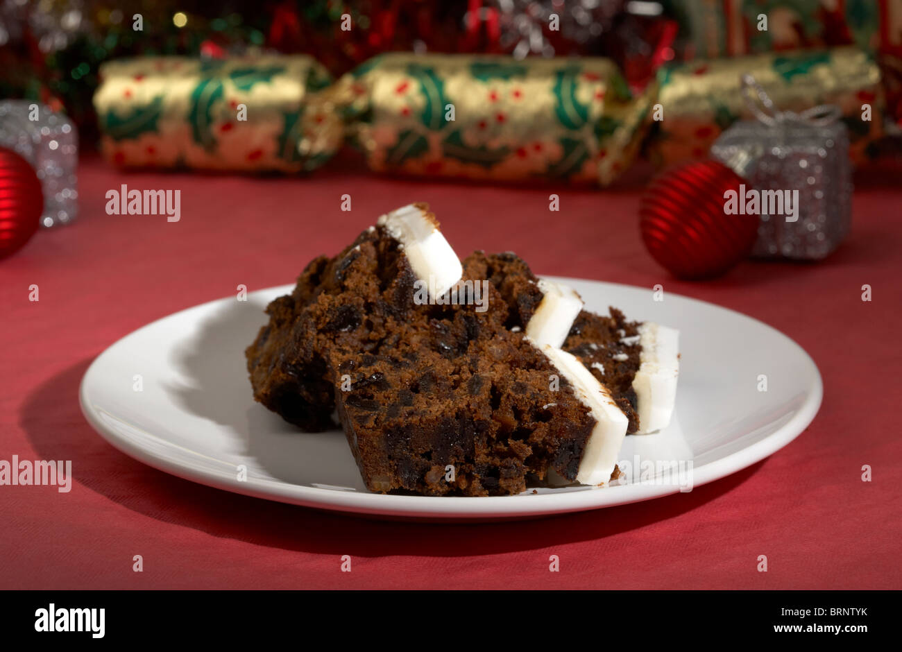 Tranches de gâteau aux fruits de noël glacé à l'écart pour santa Banque D'Images