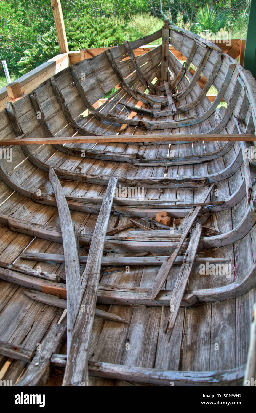 Vieux bateau en bois en attente de restauration Banque D'Images