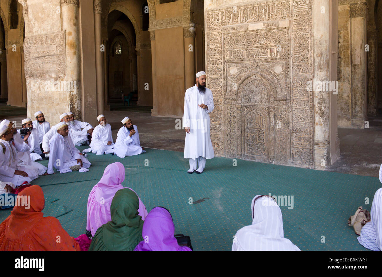 Les musulmans Bohra en face de l'Empire fatimide mihrab de la mosquée d'Ibn Tulun, Le Caire, Egypte Banque D'Images