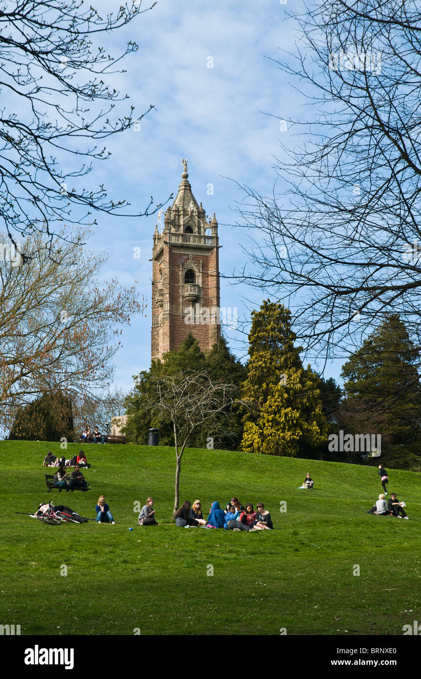 dh Cabot Tower Garden BRANDON HILL PARK BRISTOL Britain University Les étudiants se détendent dans les jardins de l'espace public du royaume-uni les parcs de personnes Banque D'Images