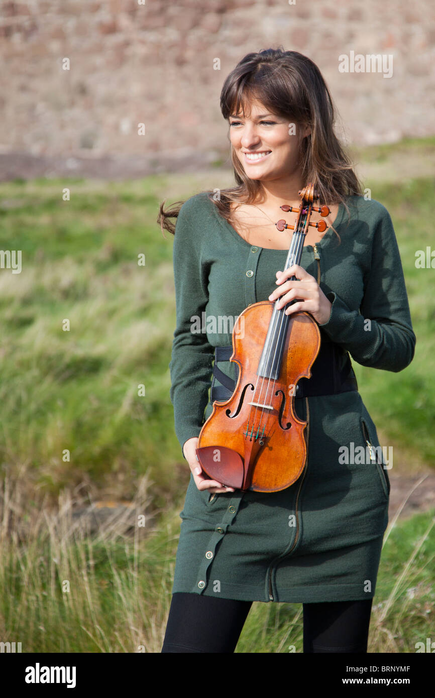 Nicola Benedetti se distingue avec sa 'Earl Spencer' violon Stradivarius après l'ouverture d'Portencross Château après restauration Banque D'Images