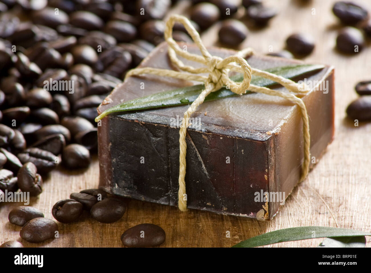 Savon parfumé café artisanal sur fond de bois Banque D'Images