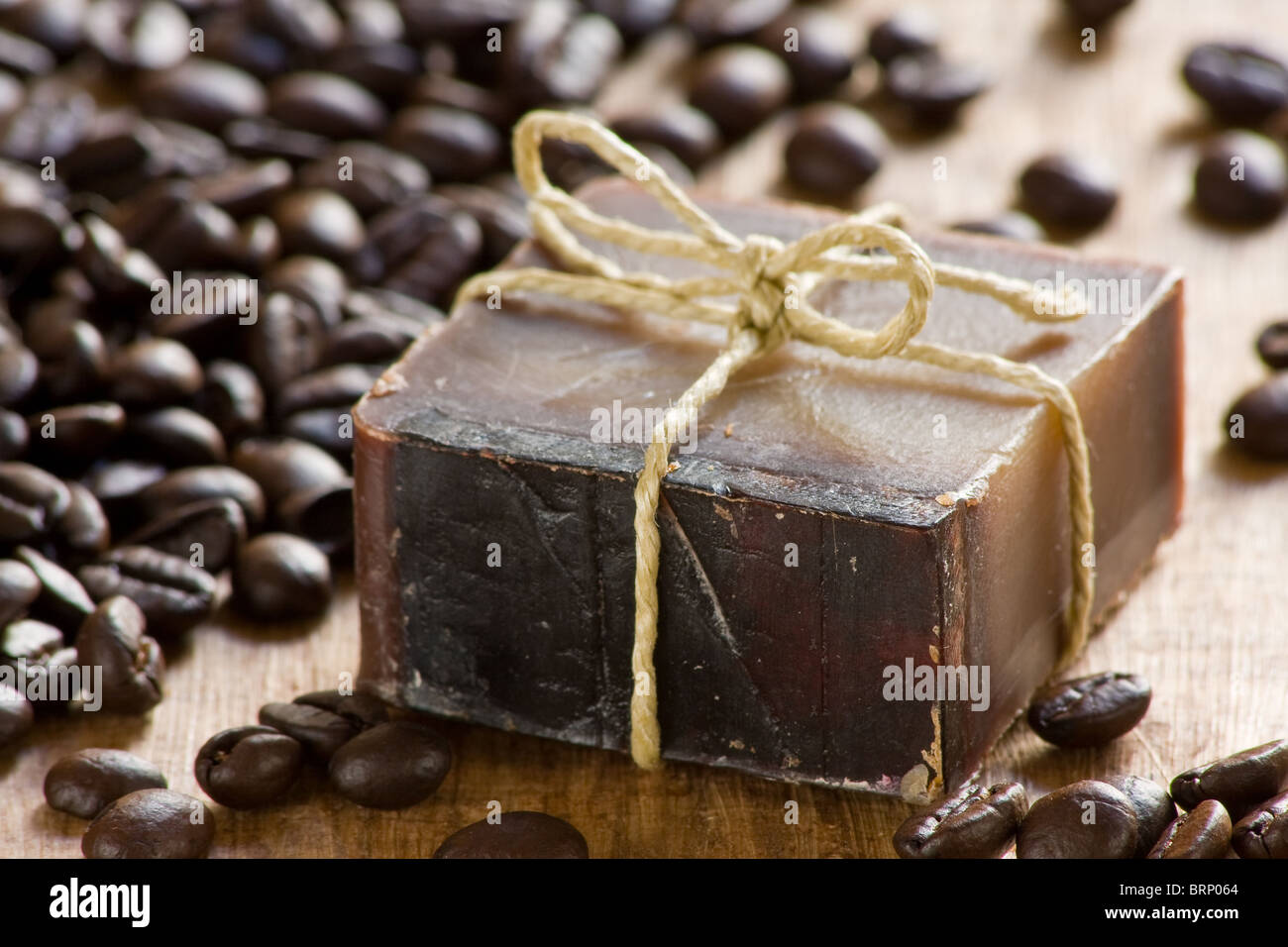 Savon parfumé café artisanal sur fond de bois Banque D'Images
