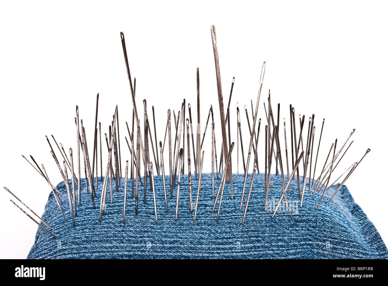 Pincushion avec beaucoup d'aiguilles Banque D'Images