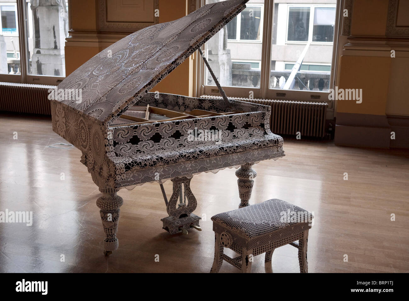 Piano enveloppé dans la dentelle par l'artiste portugaise Joana Vasconcelos. Exposition à la galerie Haunch of Venison, Londres. Banque D'Images