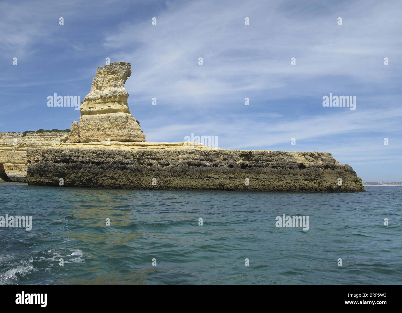 Une croisière le long de la côte de l'Algarve de l'ouest d'Albufeira où il y a des rochers de grès comme ce sous-marin l'un en forme de Banque D'Images