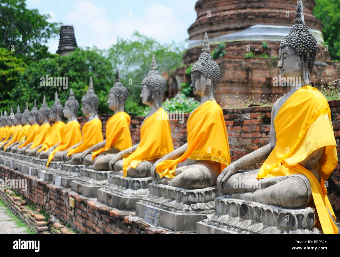 Statues de Bouddha alignés avec bandes orange, Thaïlande Banque D'Images