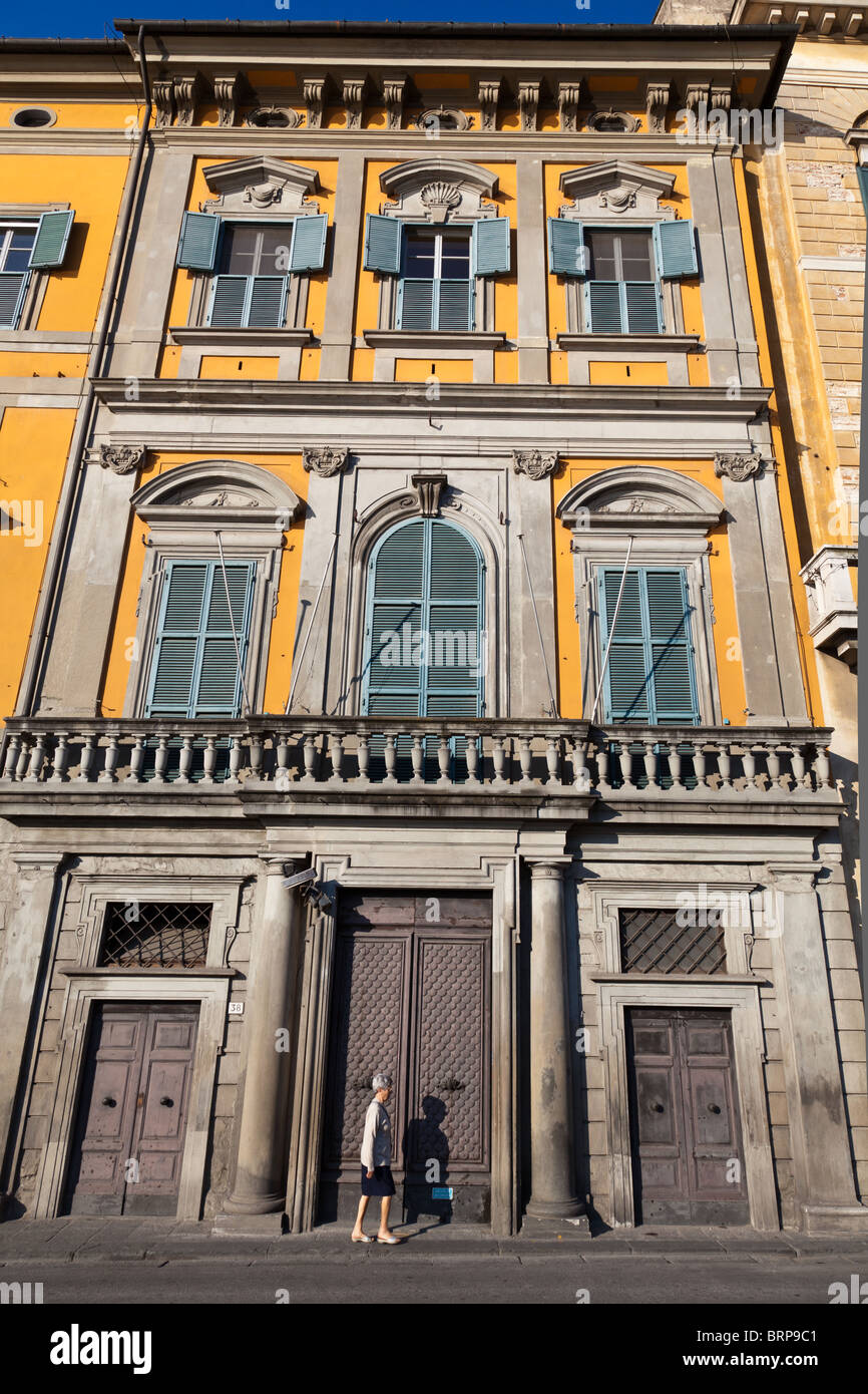 Bâtiments traditionnels en pierre le long de la rivière Arno à Pise, Italie Banque D'Images