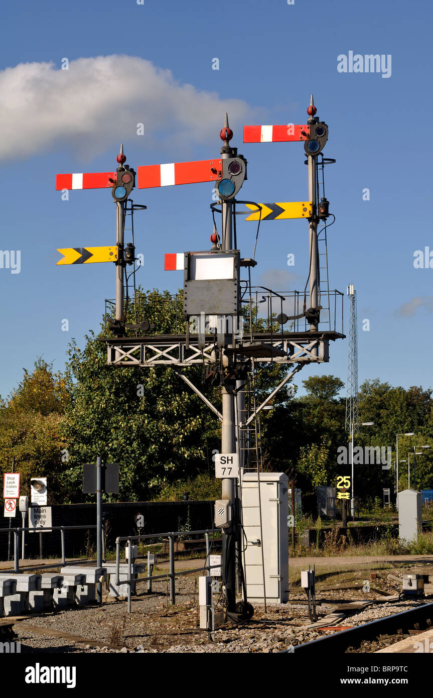 Les signaux de sémaphore à Worcester Shrub Hill railway station, Worcestershire, Angleterre, RU Banque D'Images