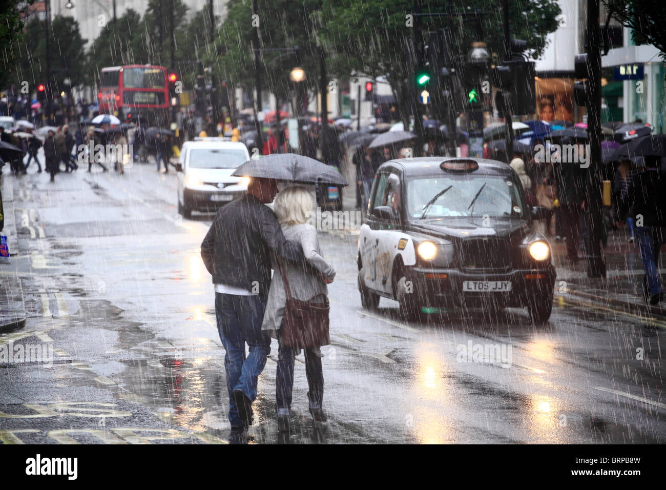 Oxford Street Shoppers on un jour froid et pluvieux. Banque D'Images