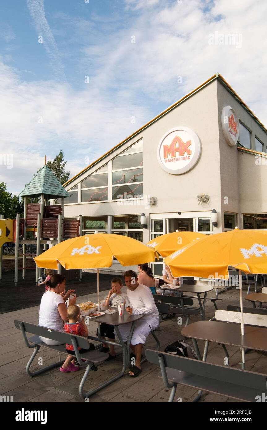 Max burger swedish chaîne de restauration rapide restaurant restaurants  hamburgers de marque marque suède sortie de sortie à l'extérieur des chaînes  d'alimentation peop Photo Stock - Alamy