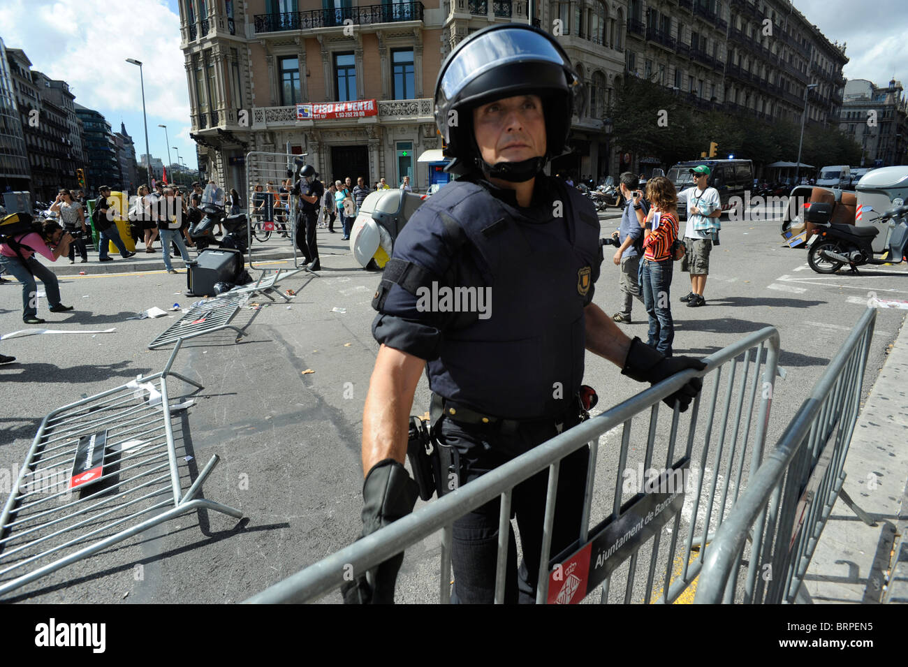 La police anti-émeute en éliminant les obstacles au cours d'affrontements dans le centre ville de Barcelone au cours de la grève générale le 29 septembre 2010. Banque D'Images