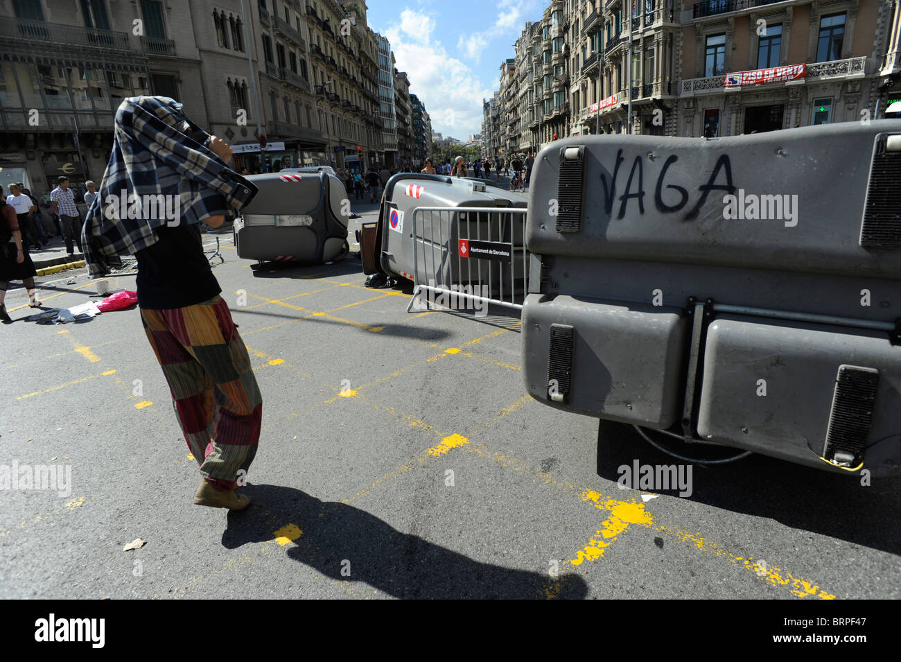 Démonstrateur et des conteneurs au cours d'affrontements dans le centre ville de Barcelone au cours de la grève générale sur l'Espagne.Le 29 septembre 2010 Banque D'Images